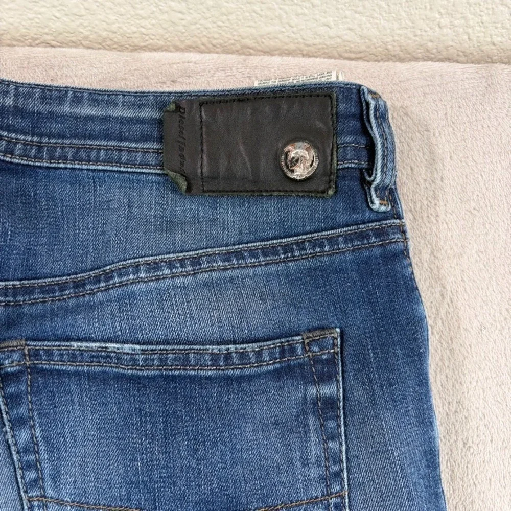 Diesel Regular Slim Tapered Buster Distressed Jeans in 0833F Blue Wash Men 33x32